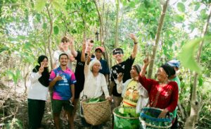 Kratom supplier Wholesale Kratom. Group picture at the Kratomfarm in Borneo.